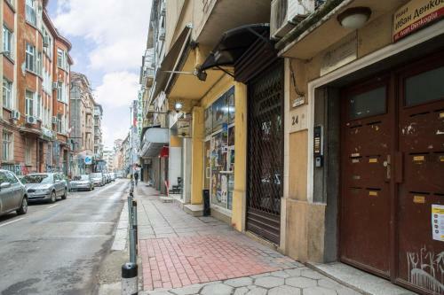 Beautiful Business Apartment- Top Center