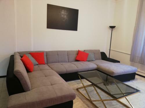 Top Center Cozy And Spacious Apartment