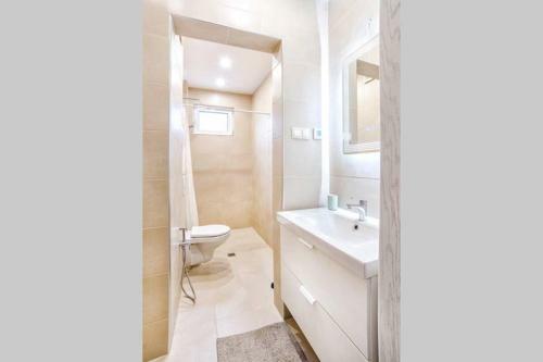 Hand Made Bali Style Top Central Apartment