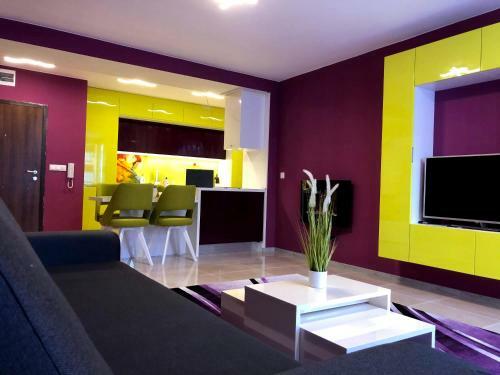 Ultraviolet Relax Apart