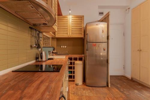 That 70's Apartment ~ Top Center With Balcony
