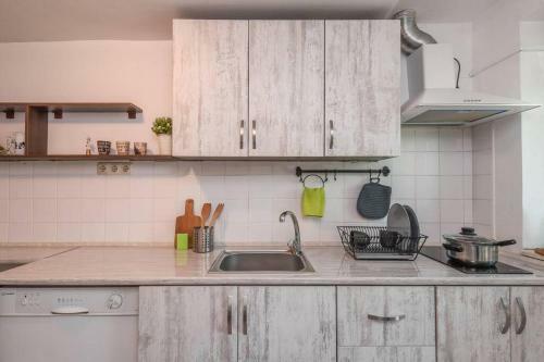 Spacious And Cozy 3 Br Apartment In Downtown Sofia