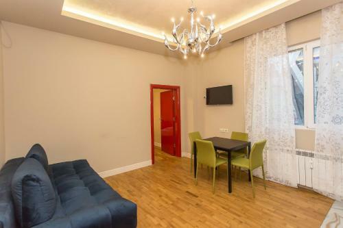 Elegant 2bdr Apartment With A Balcony