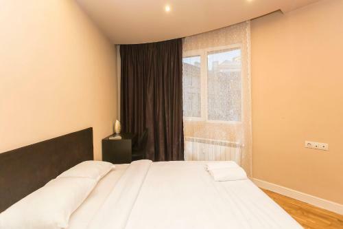 Elegant 2bdr Apartment With A Balcony