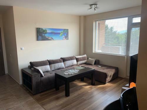 Bright Two Bedroom Apartment Near Downtown