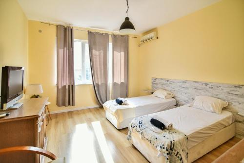 Spacious Apartment At Central Location - Karavelov