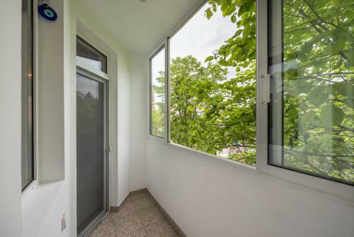 White Elegance City Center Apartment