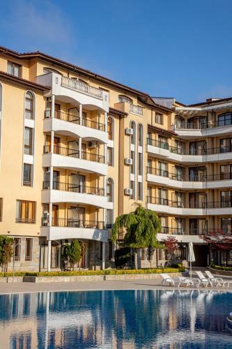 Sunny Apartment In A Complex With A Pool And Gym