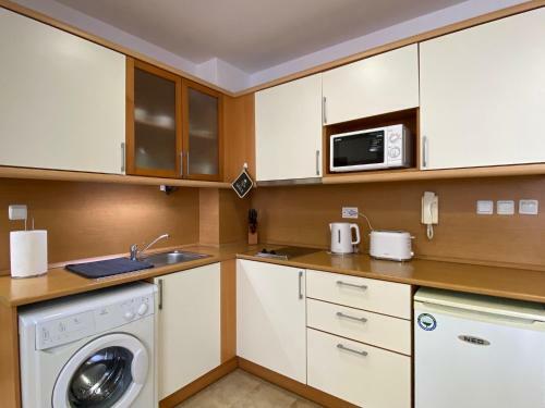 One Bedroom Apartment In Anita Pool View