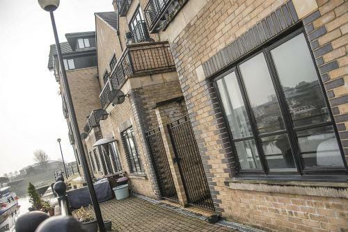 Base Serviced Apartments - The Docks