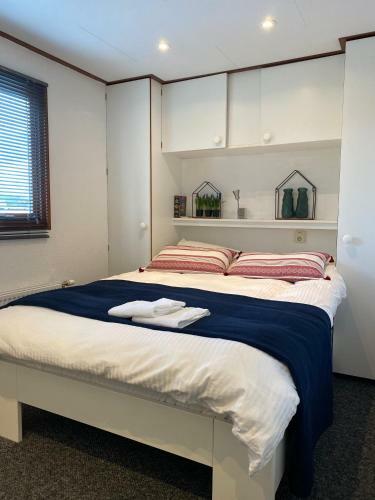 C'est La Vie Houseboat