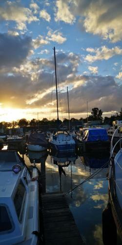 C'est La Vie Houseboat