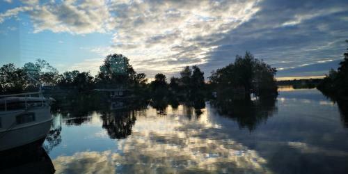 C'est La Vie Houseboat