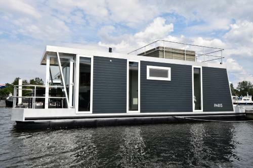 Cosy Floating Boatlodge, "paris"