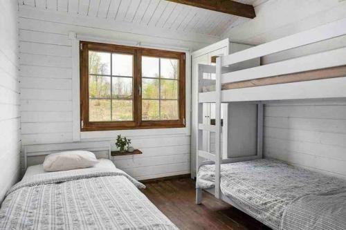 Cozy Cottage Near Lake
