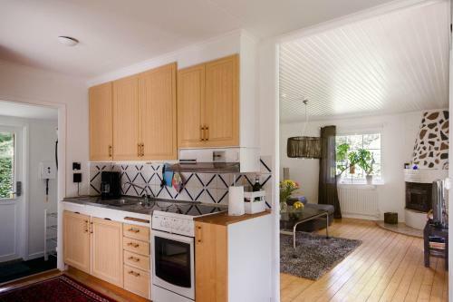 Very Nice Cottage By The Lake. Lursj�n!
