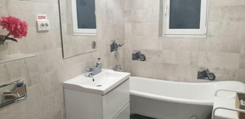 Viv Apartments 210
