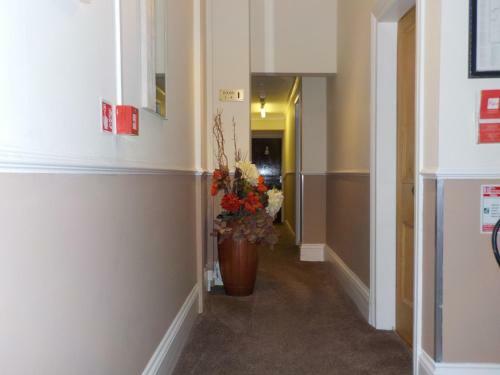 Hostal Ivanhoe Guest House
