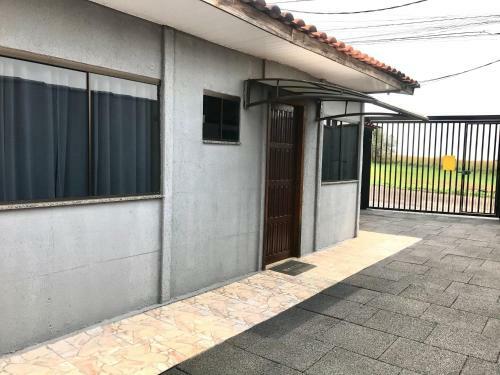 Casa Decorada Com Estacionamento, Bem Localizada