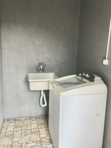 Casa Decorada Com Estacionamento, Bem Localizada
