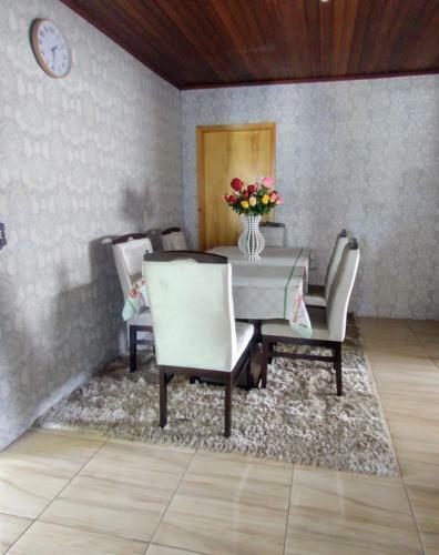 Casa Bem Localizada Na Efapi