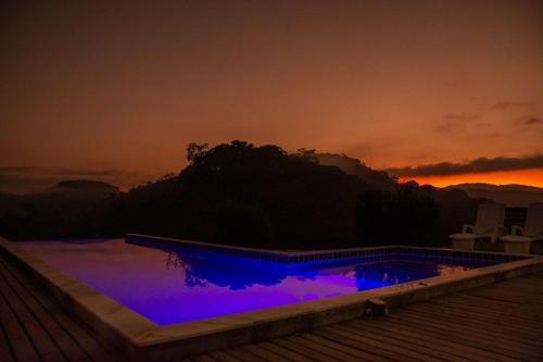 Chal� Master Com Piscina de Borda Infinita