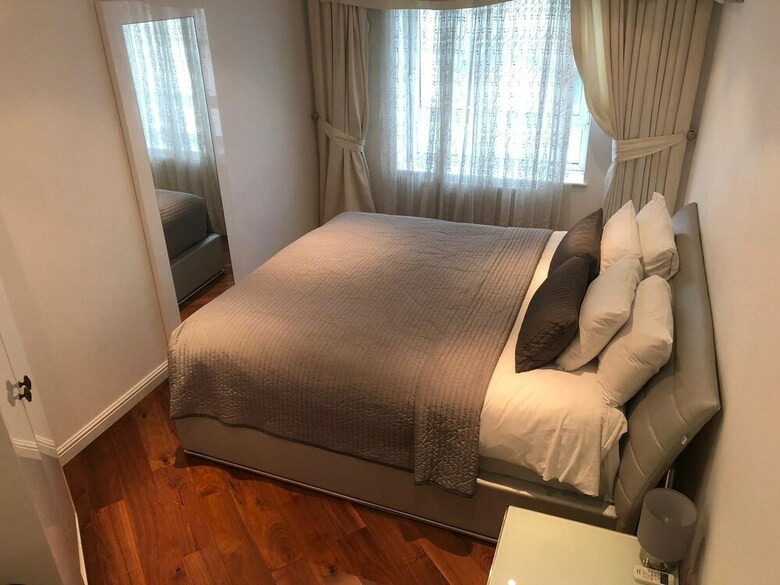 The New London Carlton Hotel
