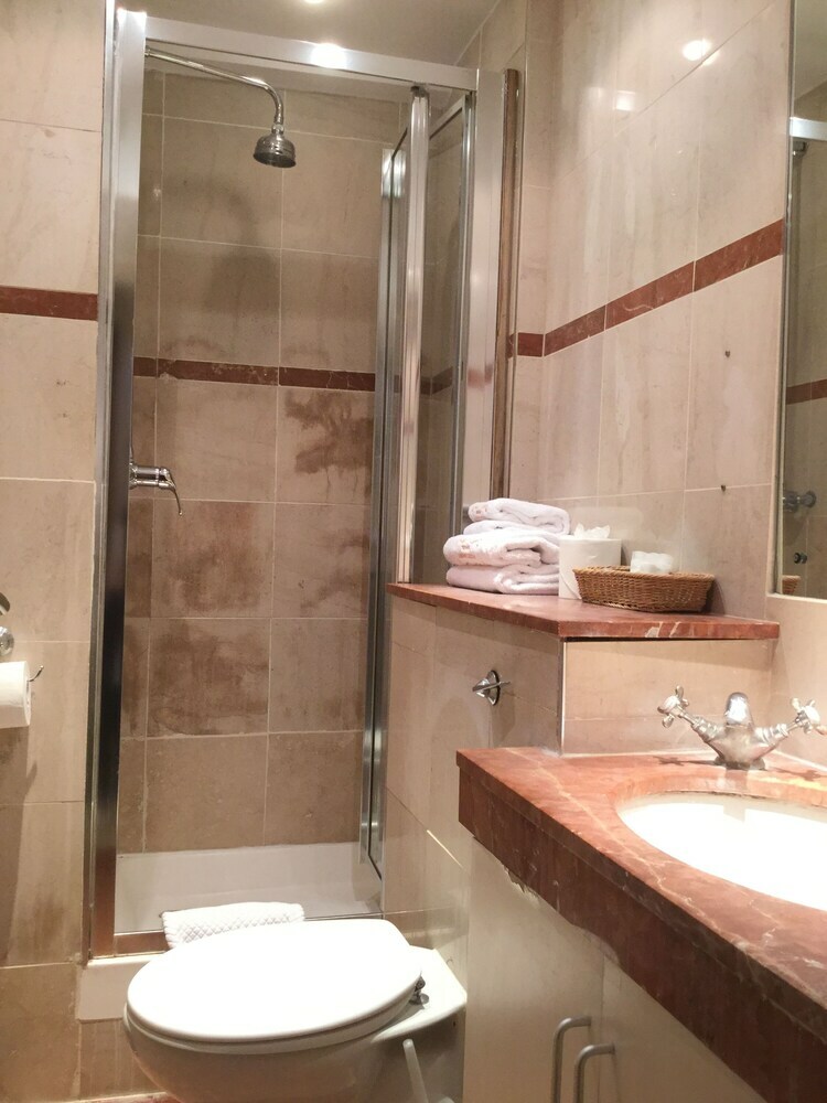 The New London Carlton Hotel