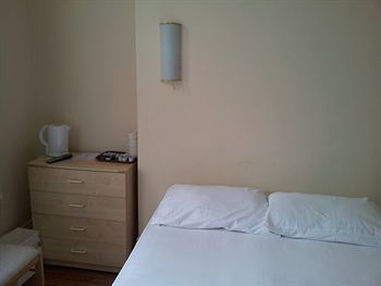 Hostal Queens Drive Hotel