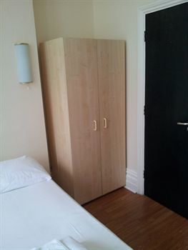 Hostal Queens Drive Hotel