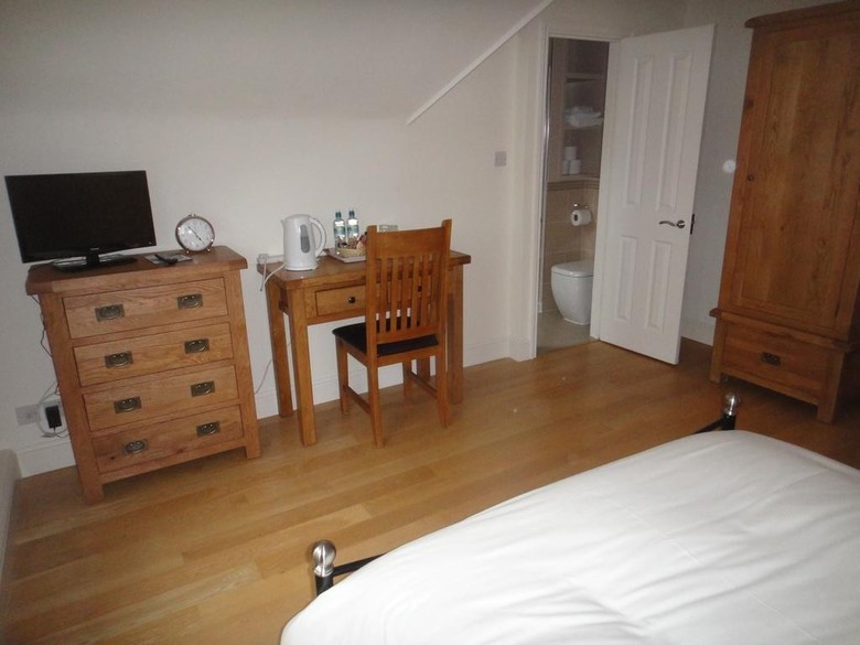 Hostal The Oaks Guest House