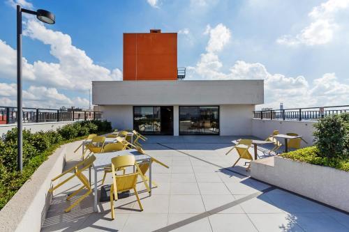 Apartamento Studio Rua XV Central- Ayn075