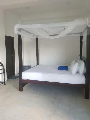 Hotel Waves Hiri