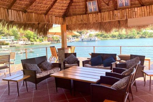 Casa Orilla Al Lago Con Servicio de Cocinera