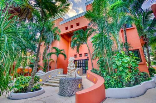 Beachfront Cenote Villa- Breakfast-cooks Included!