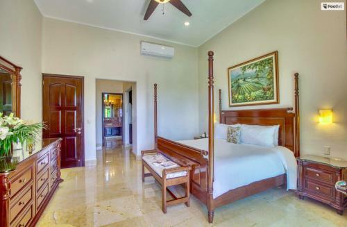 Beachfront Cenote Villa- Breakfast-cooks Included!