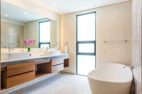 Luxury W 360 Infinity Rooftop Pool Jungle Views
