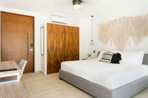Boho Chic Studio 360� Rooftop Pool Gym