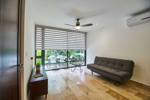 Modern And Bright 2 Bedroom/2 Bathroom Apartment