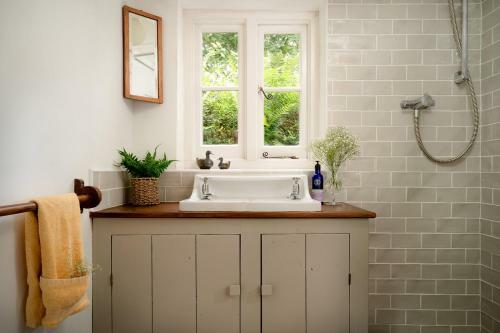 Weeke Brook - Quintessential Thatched Luxury Devon Cottage