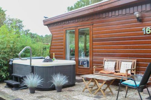 Gezellig Chalet Met Priv� Jacuzzi
