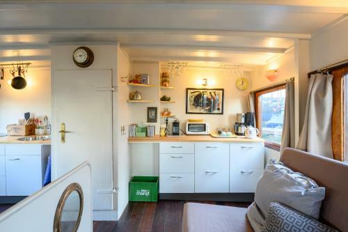 Boatapartment Animathor On Top Location