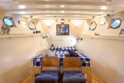 Boatapartment Animathor On Top Location
