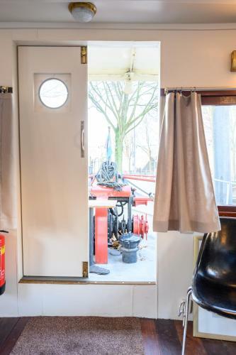 Boatapartment Animathor On Top Location