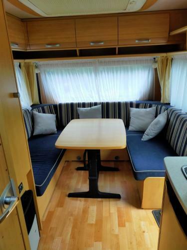Caravan Met Voortent En Luifel In Spier In Drenthe