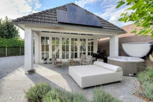 Guesthouse With Private Jacuzzi And Sauna