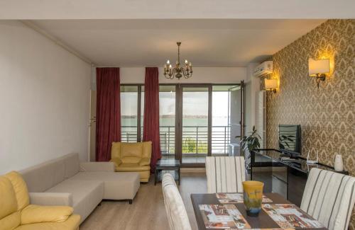 Green Lake Apartment 13