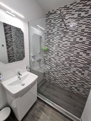 Lmn Apartment 33