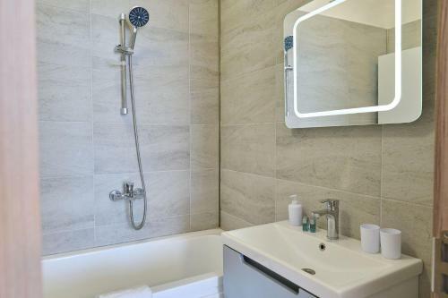 Crazy Sea View 2br Apartment Alezzi Spa Pools Parking