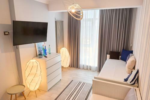 Amazing Seafront 2br Apartment Alezzi Spa N Pools